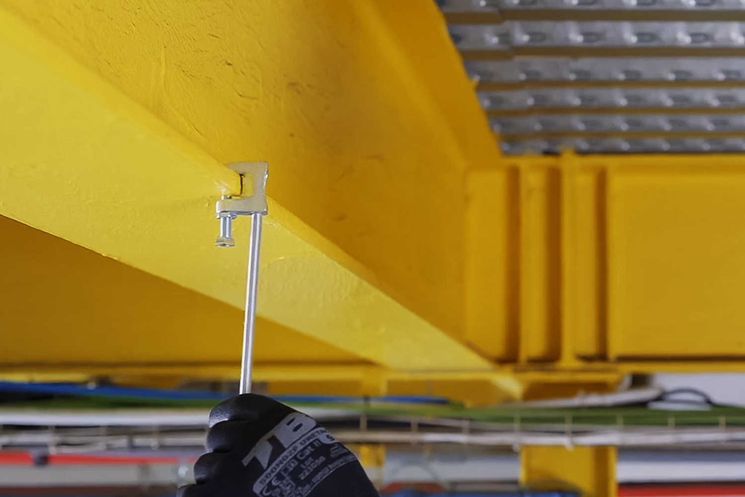 Instalación de una varilla roscada en una abrazadera portante PMV montada