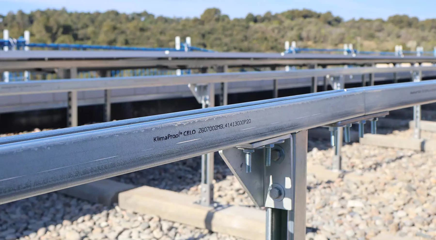 Instalación de placas solares hecha con la combinación de perfiles KlimaProof y tornillos de hormigón BTS Instalación de placas solares hecha con la combinación de perfiles KlimaProof y tornillos de hormigón BTS