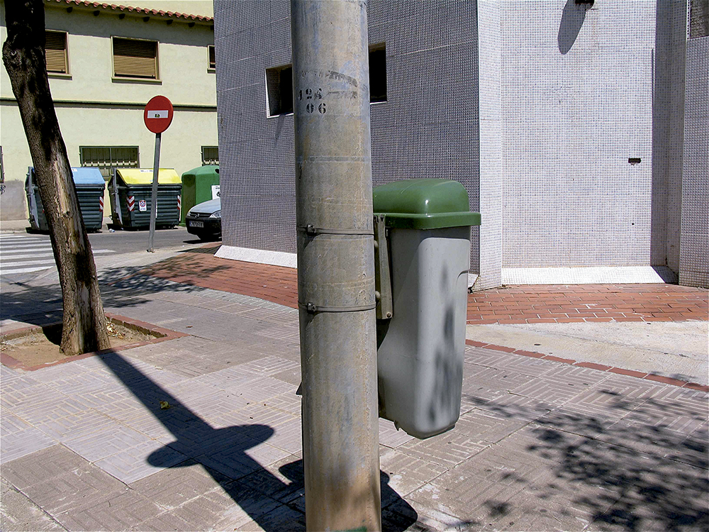 Aplicación de Brida flejinox FJX en fijación de contenedor a poste