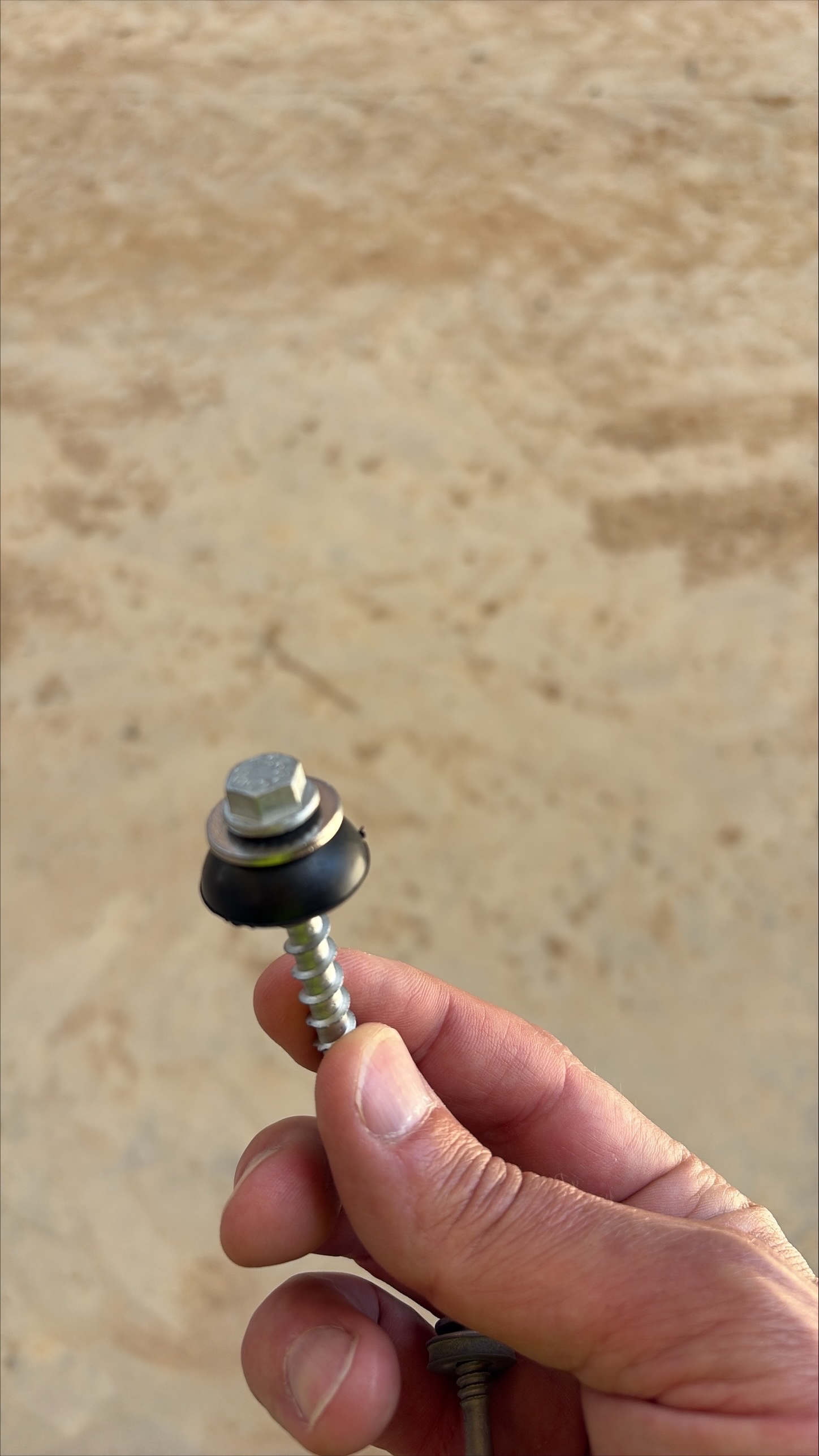 Tornillo BTS6 B con arandela de EPDM para revestimiento de fachada sobre hormigón.