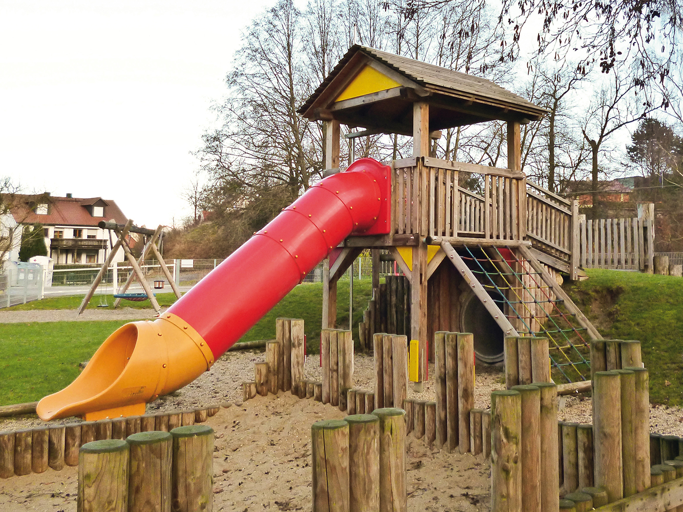 Parque infantil de madera montado con tornillos tirafondo DIN 571