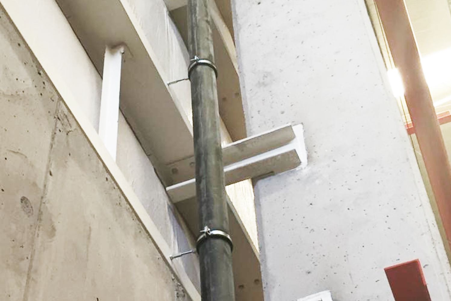 Fijación de tubería con tornillo BTS-6 Ø6 y manguito en pared de hormigón