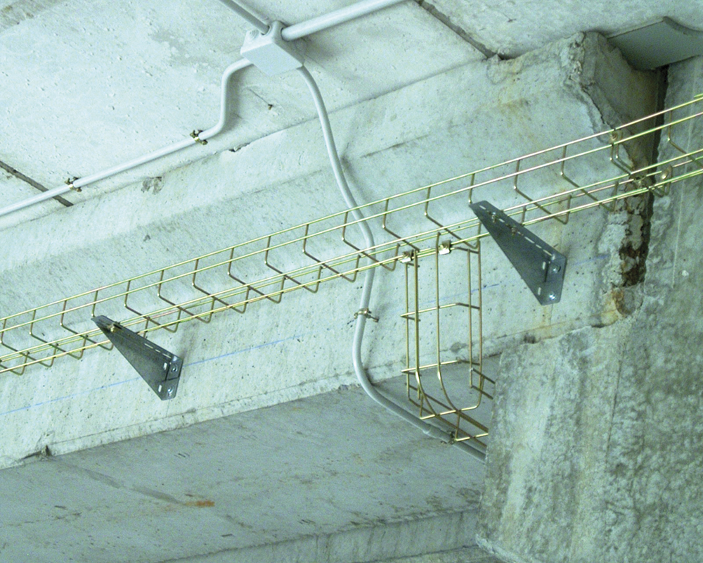 Instalación de escuadra para Strut ESC 2-2S en soporte de bandeja portacables