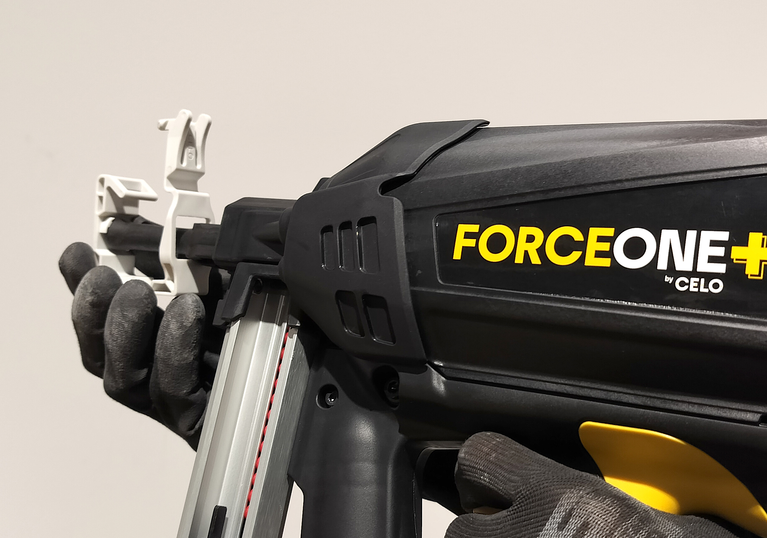 FORCE ONE+ con abrazadera CHN para aplicaciones de montaje en hormigón