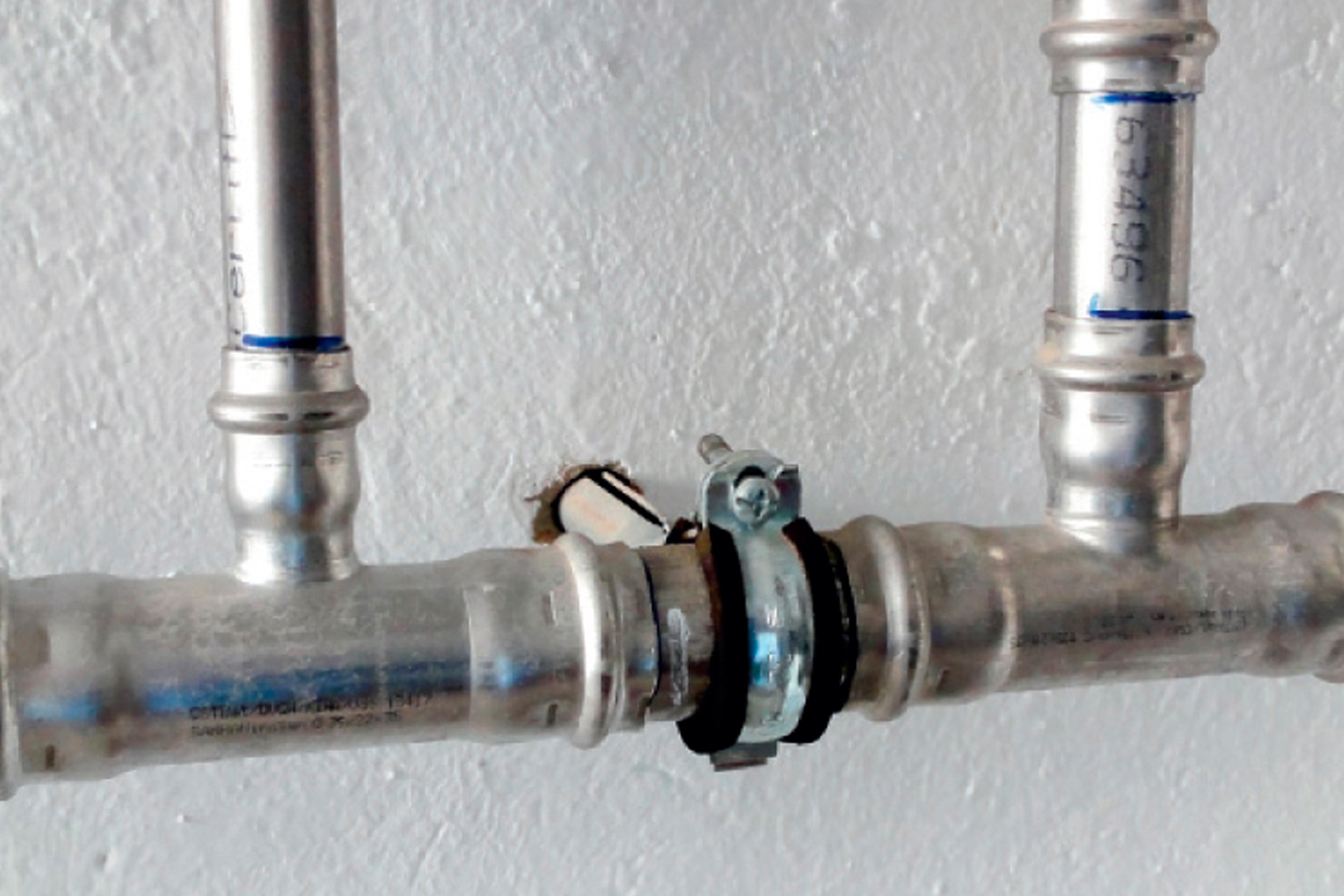 Instalación del manguito hexagonal MS en sistema de tuberías