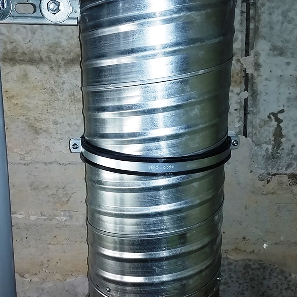 Cómo fijar conductos de ventilación verticales con abrazadera M8 y soporte metálico en sistemas industriales