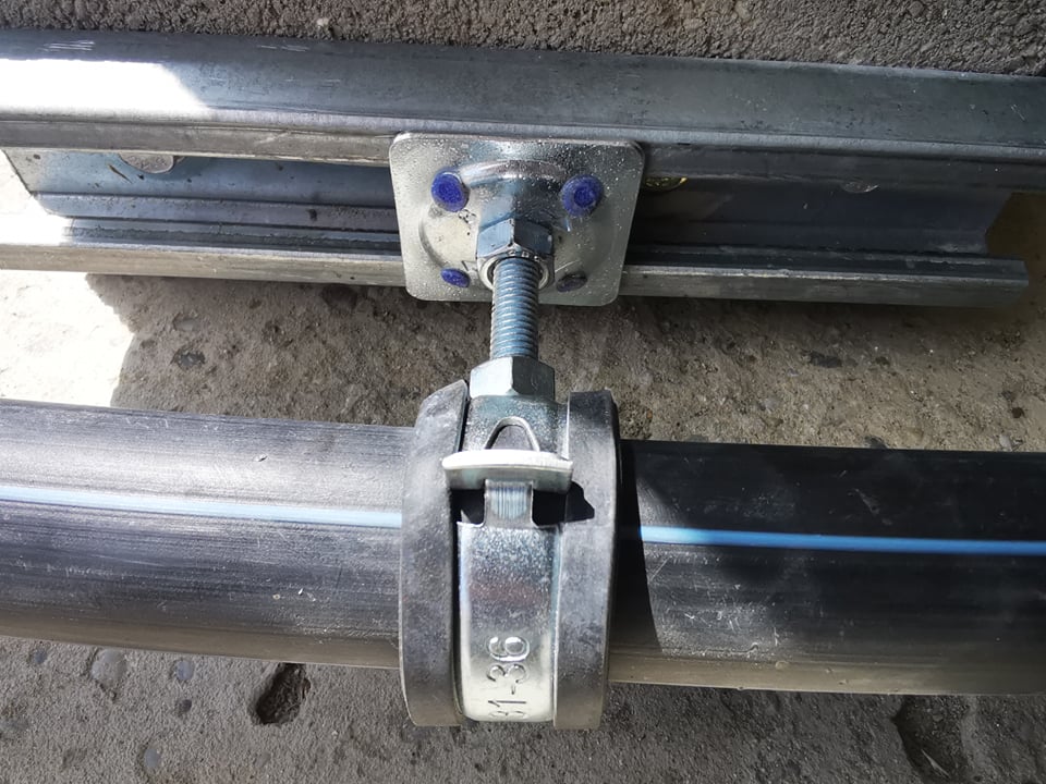 Instalación de espárrago deslizante EPS para perfil Strut en soporte de tuberías