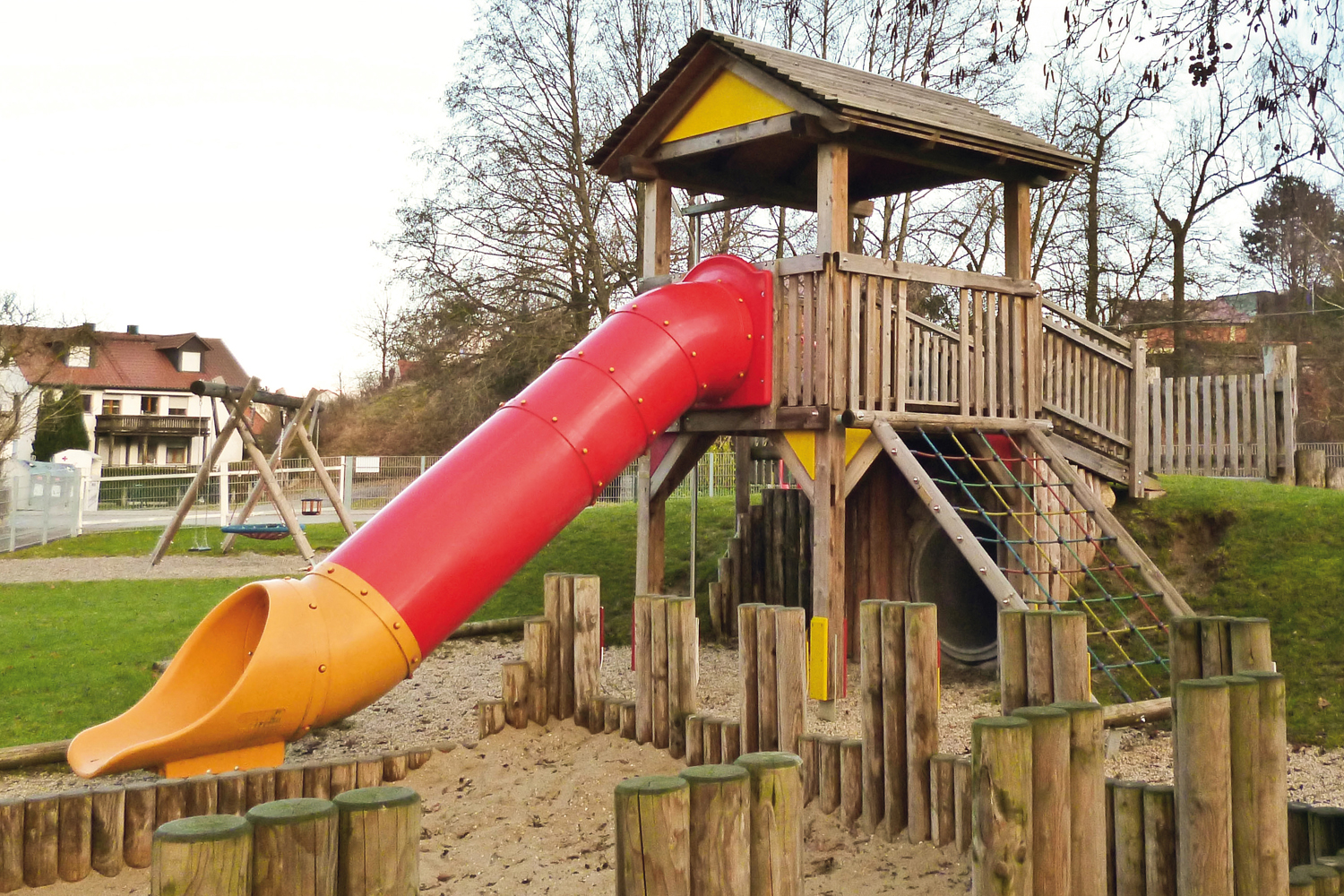 Parque infantil de madera montado con tornillos tirafondo DIN 571