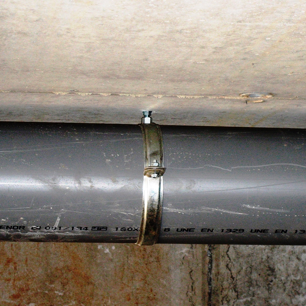 Cómo instalar tuberías de desagüe con abrazaderas metálicas M8 en techos y paredes de hormigón