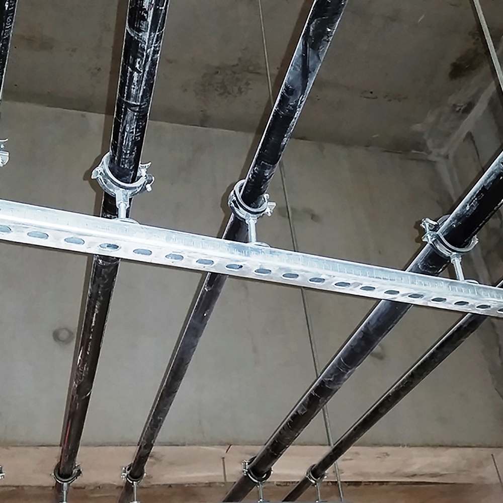 Aplicación de abrazaderas rápidas M8 RIFL para montaje seguro de tuberías en instalaciones industriales