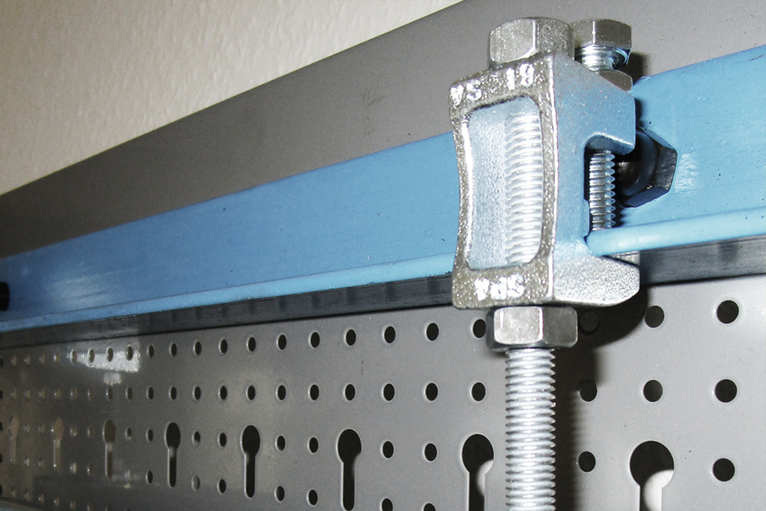 Abrazadera portante PMV instalada en una viga de acero azul