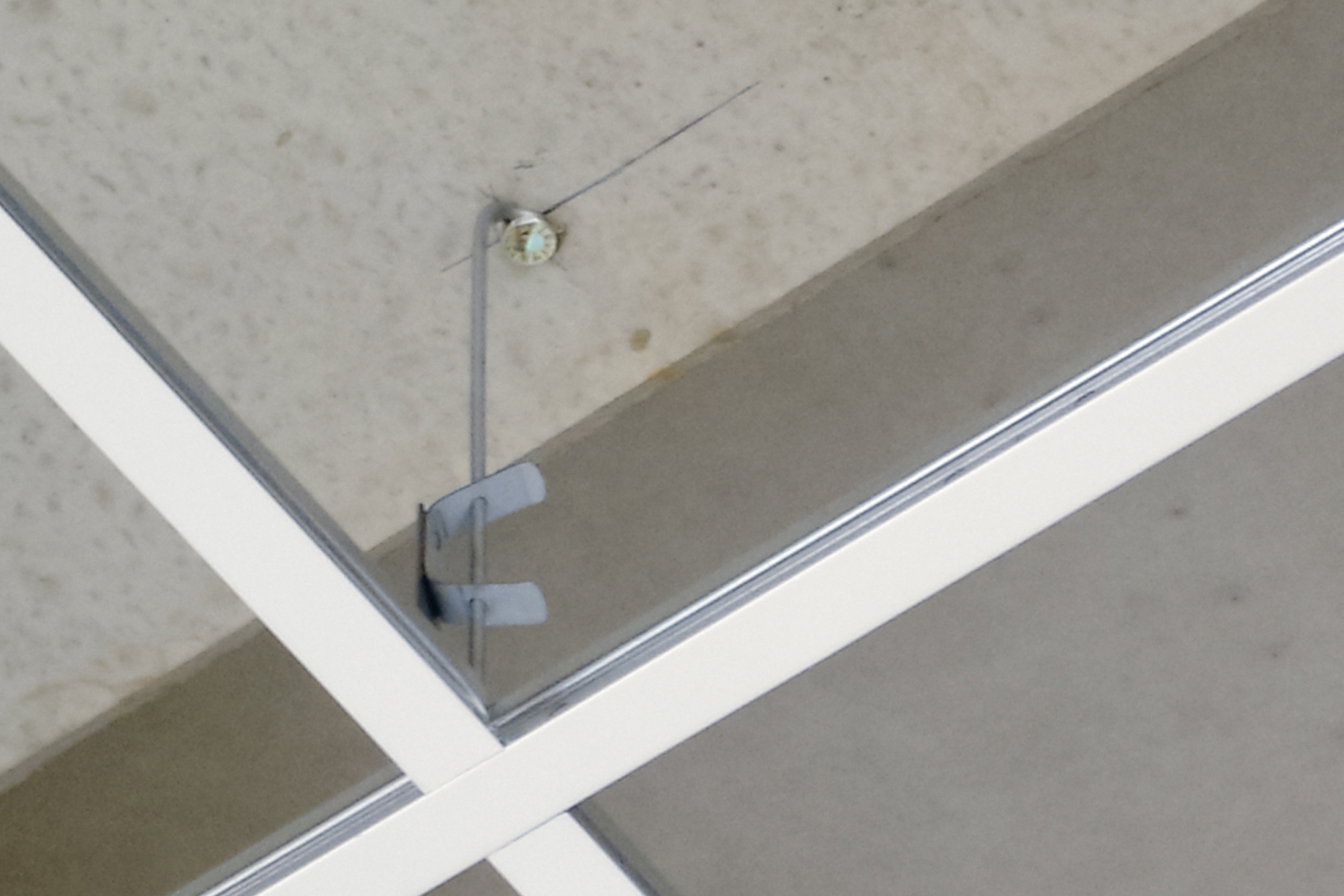 Instalación del taco clavo expansor para techo MDA en estructura de falso techo