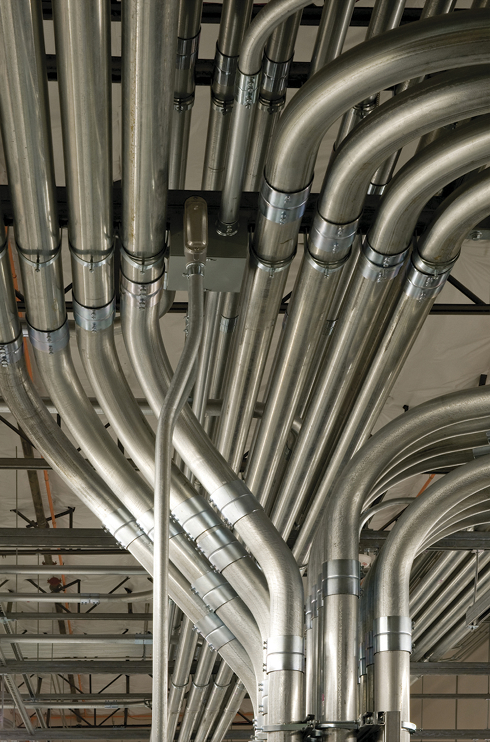 Cómo fijar tuberías pesadas al techo con abrazaderas para altas cargas M12/M16 en instalaciones industriales