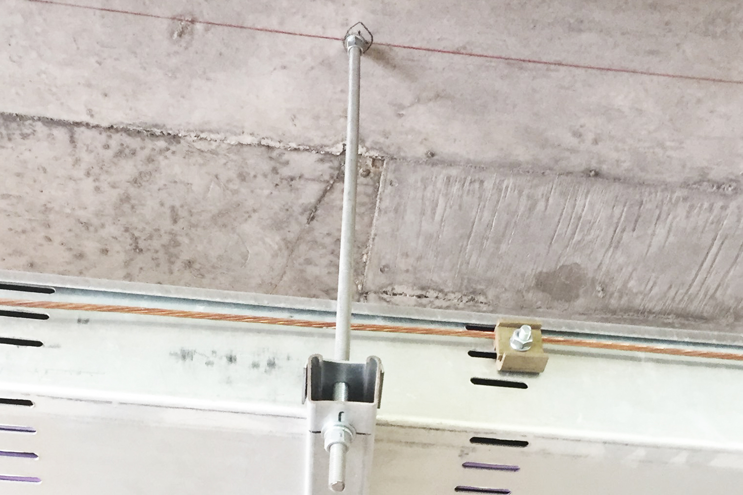 Sistema suspendido fijado con tornillo BTS-6 Ø6 y manguito en techo de hormigón
