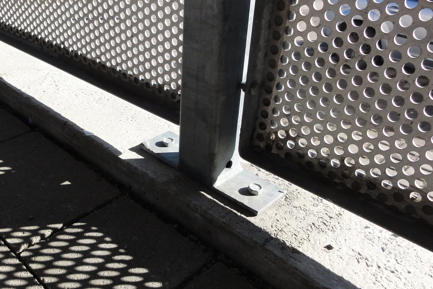 Estructura metálica fijada a base de hormigón con tornillos BTS-6 B de cabeza hexagonal