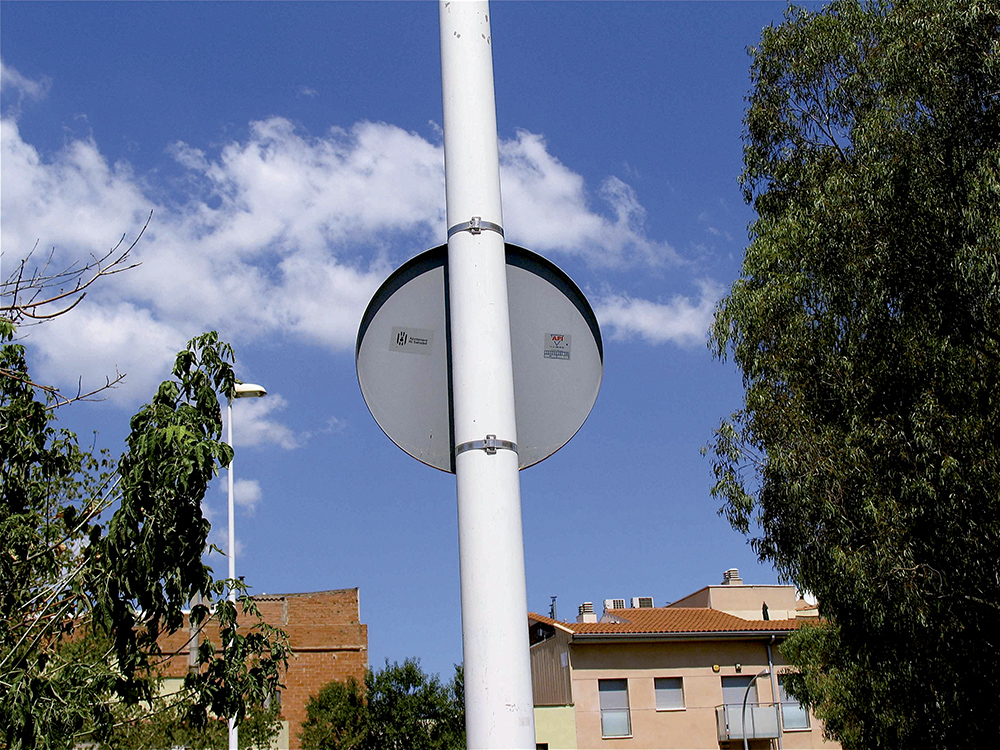 Aplicación de Brida flejinox FJX en fijación de señal a poste