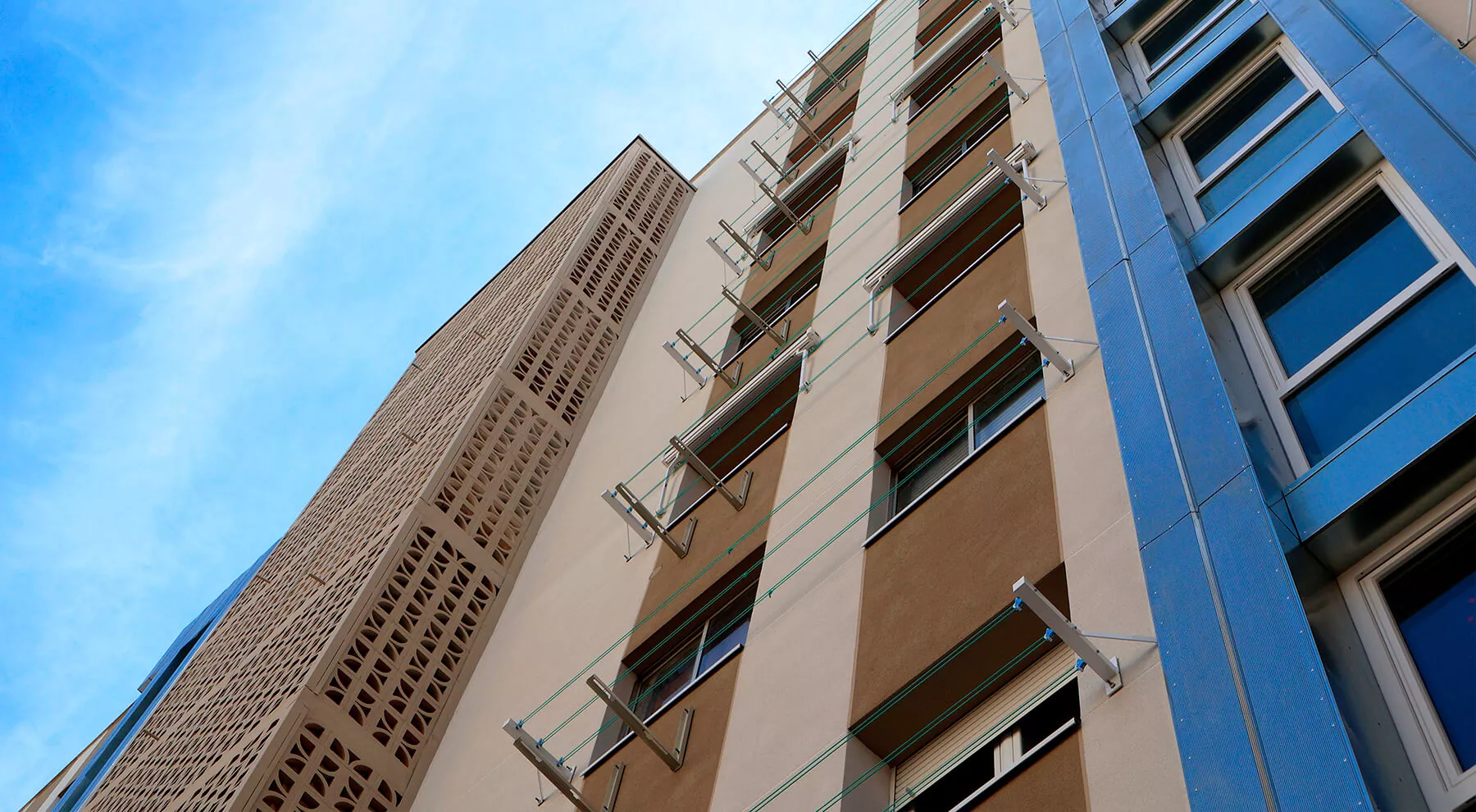 Una fachada SATE en un edificio en Zaragoza fijada con los anclajes ResiTHERM de CELO