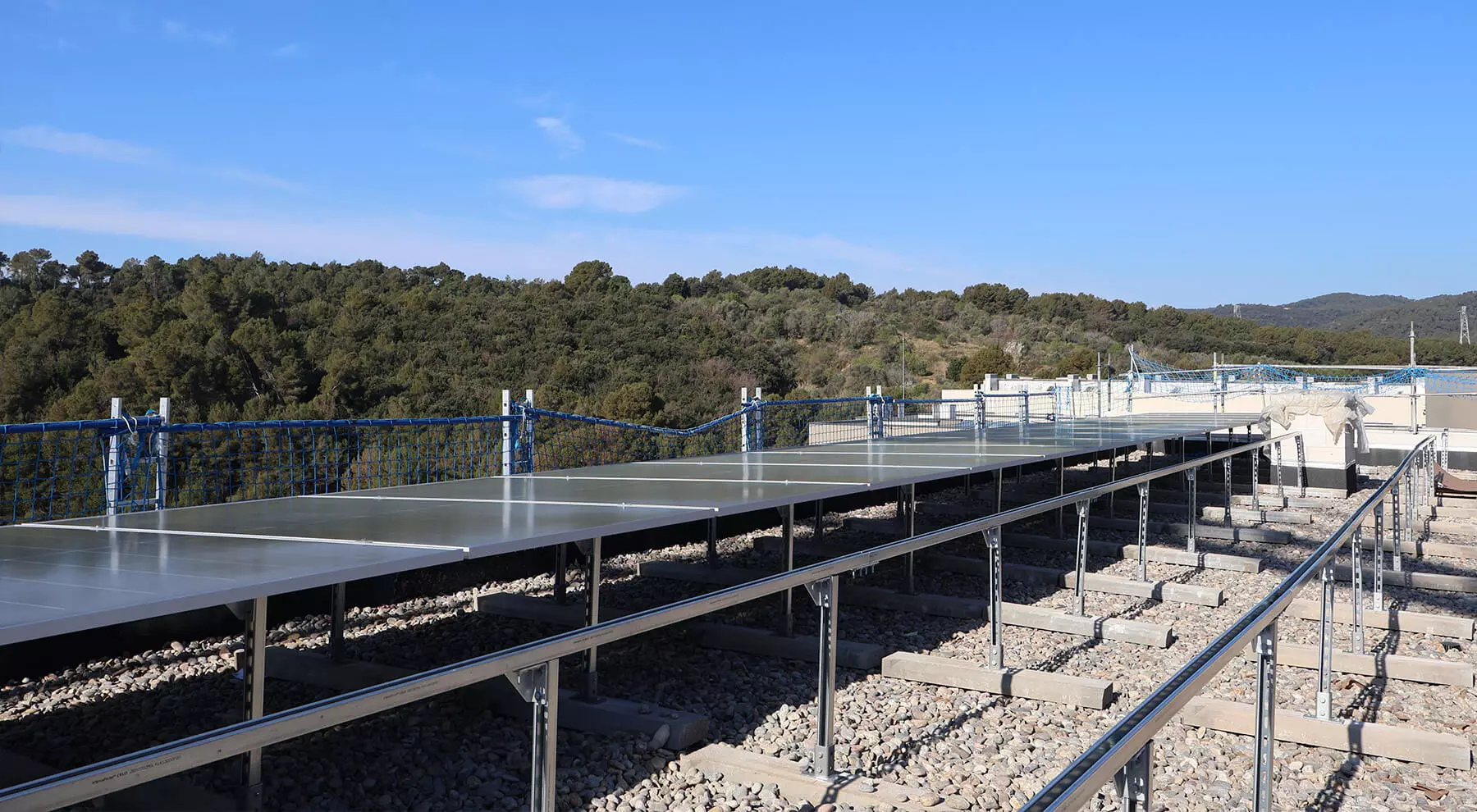 Instalación de paneles fotovoltaicos en una cubierta plana de un edificio residencial