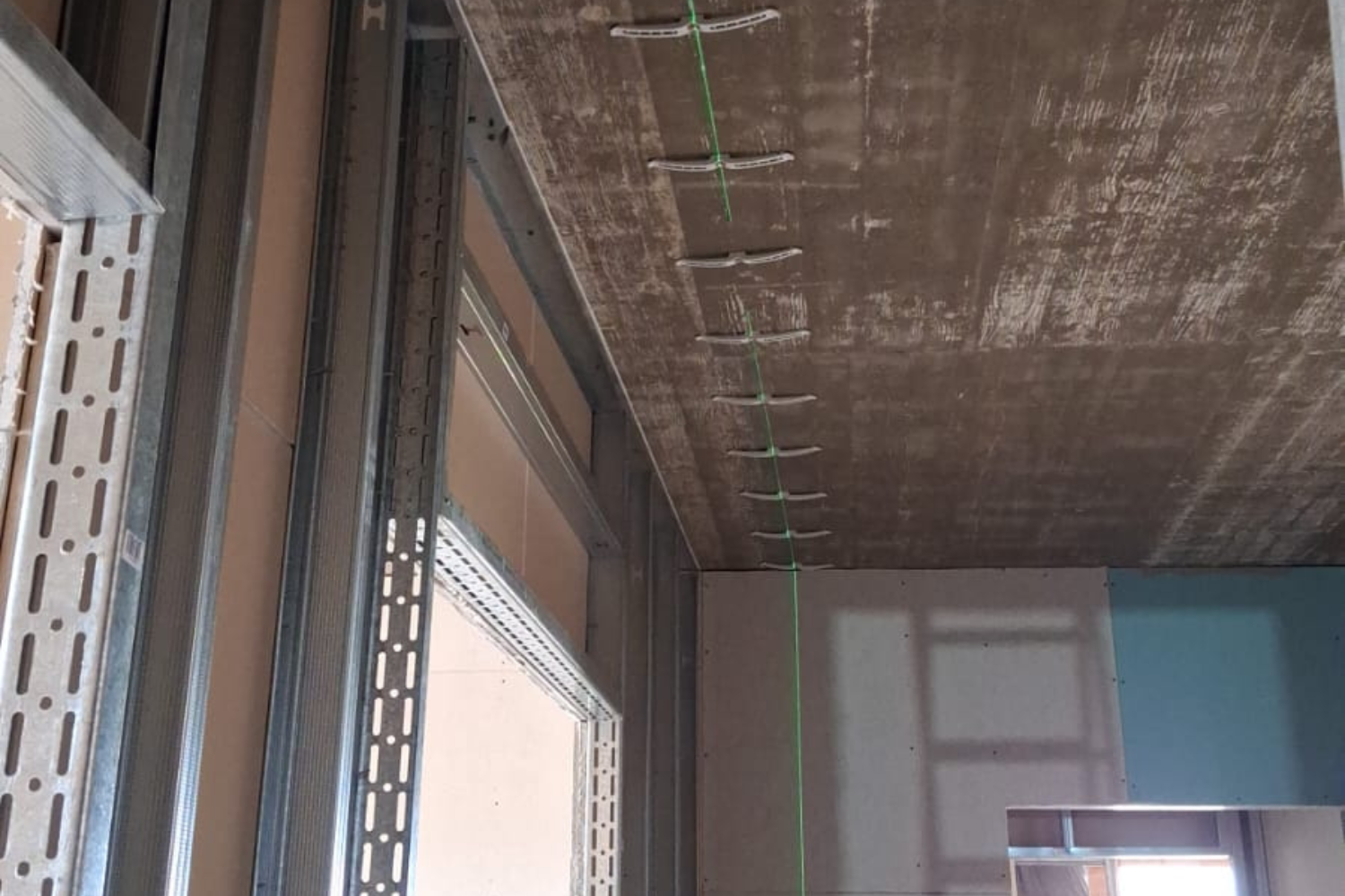 Imagen de aplicación del cierre para cables NCC para pistola de clavos