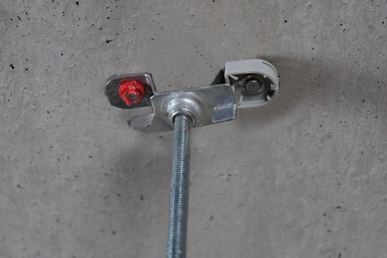 Imagen de aplicación del colgador de varilla roscada ATV: ATV después del montaje con la pistola de clavos FORCE ONE+ en un techo de hormigón