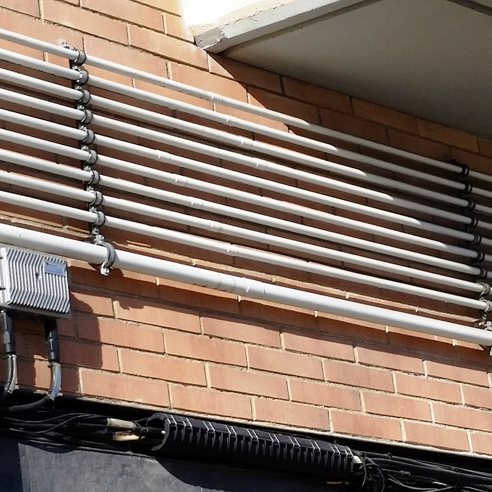 Instalación de tubos con soporte isofónico SMI en pared exterior