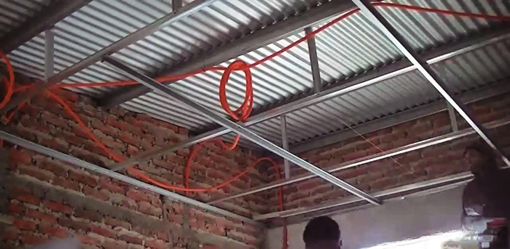 Gestión de cables con abrazaderas CAL en instalaciones de edificios.