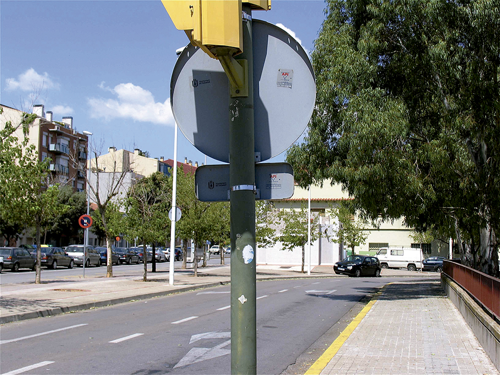 Aplicación de Brida flejinox FJX en fijación de señal a poste metálico