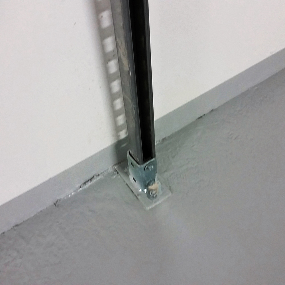 Instalación de soporte mural SH Strut para perfil metálico en suelo y pared