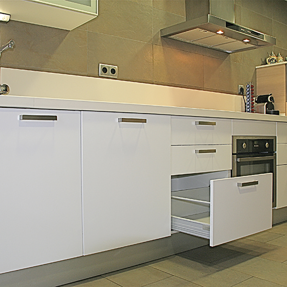 Aplicación del tornillo punta broca para madera MDF en montaje de muebles de cocina
