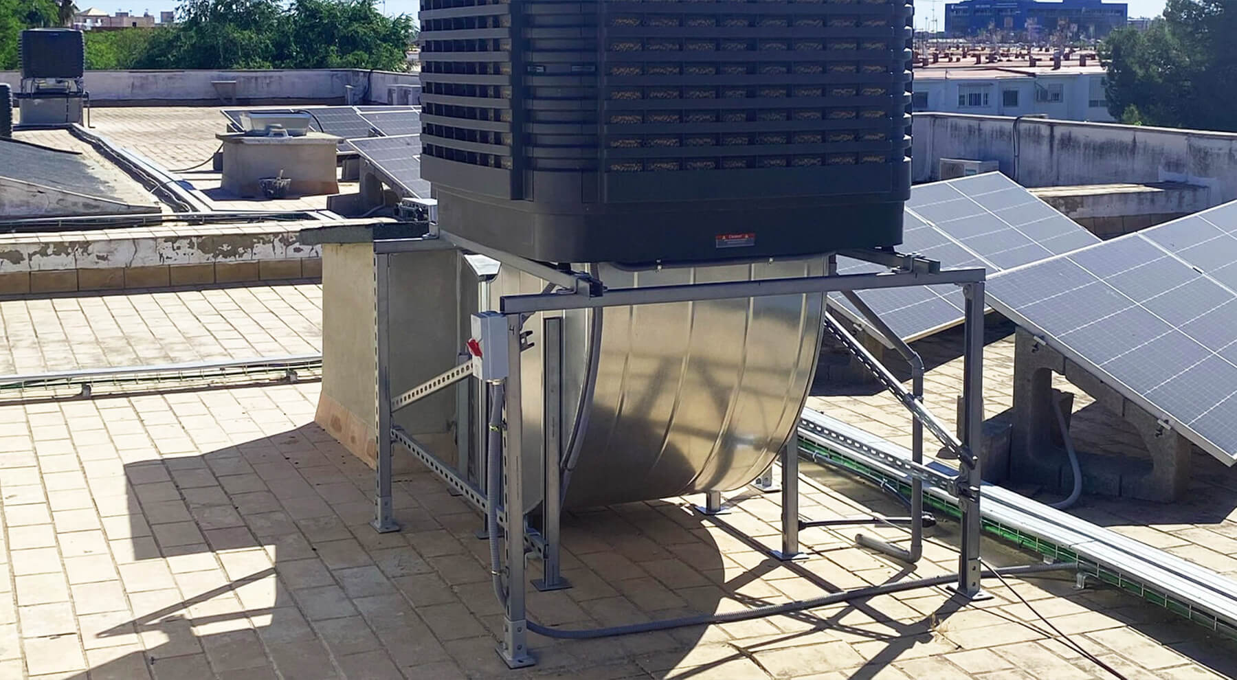 Aire acondicionado instalado sobre un sistema de bancada premontada con sujeciones CELO y recubrimiento KlimaProof