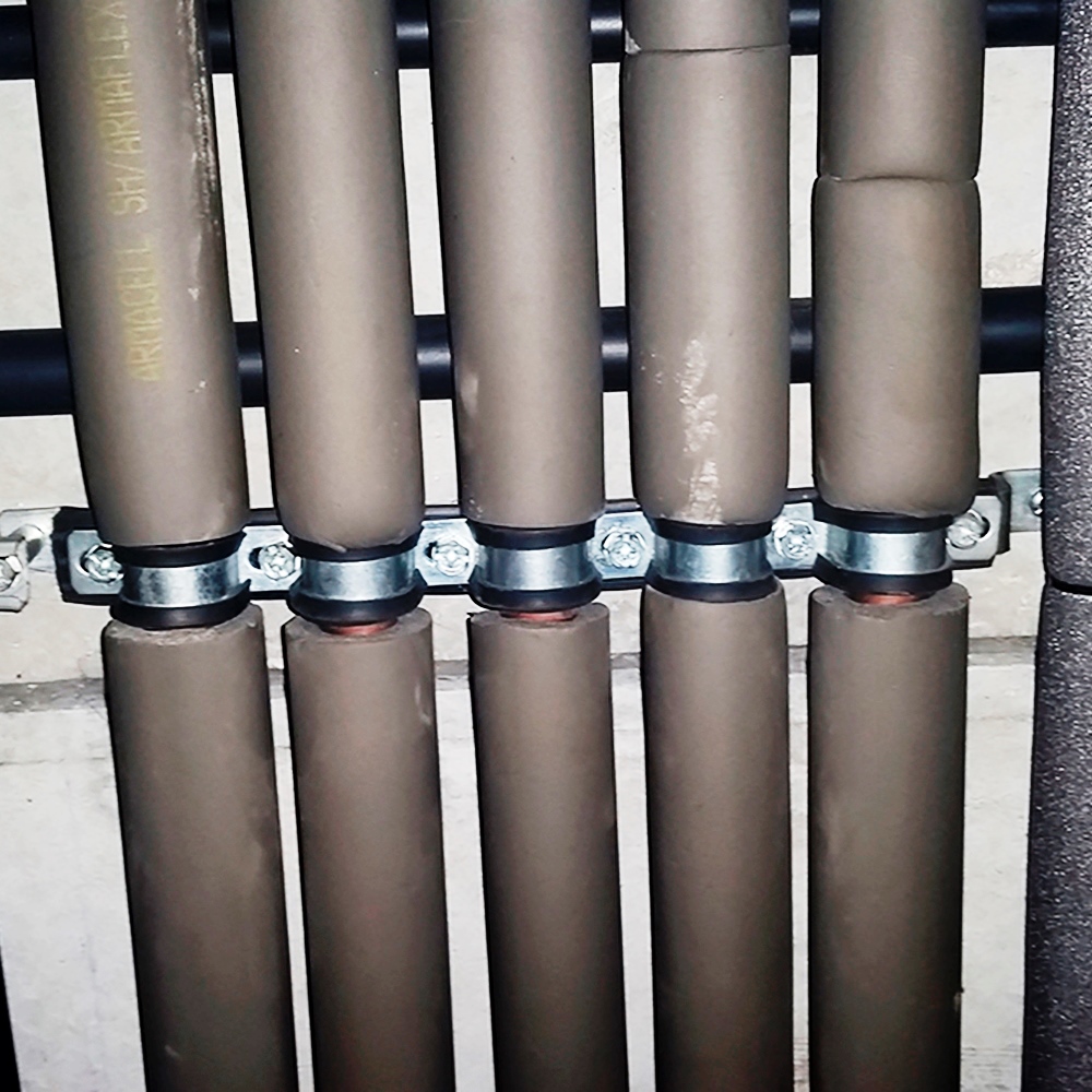 Grapa isofónica GMI en instalación de tuberías