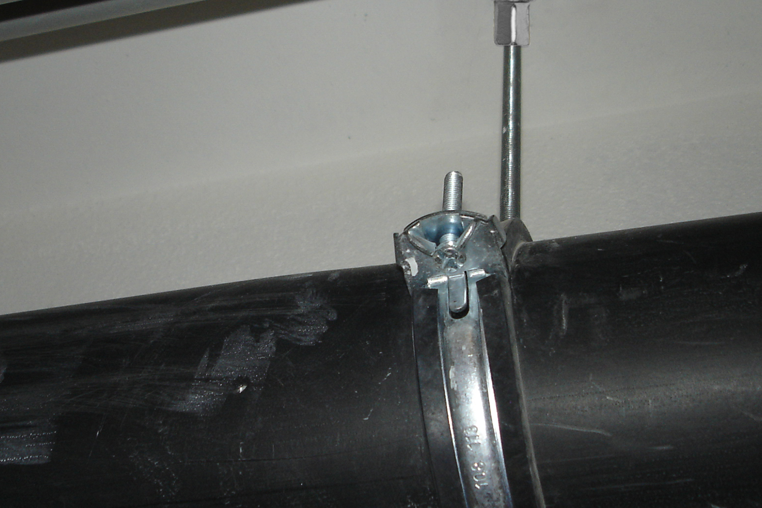 Aplicación del tornillo con manguito TRBP en soporte de tubería