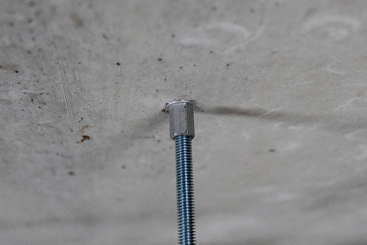 Instalación tornillo BTS-6 Ø6 con manguito en techo de hormigón