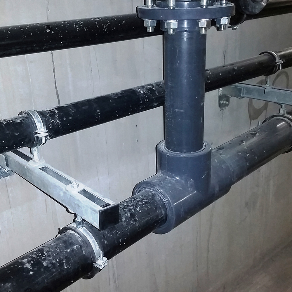 Instalación de soporte mural SH Strut para fijación de tuberías en pared