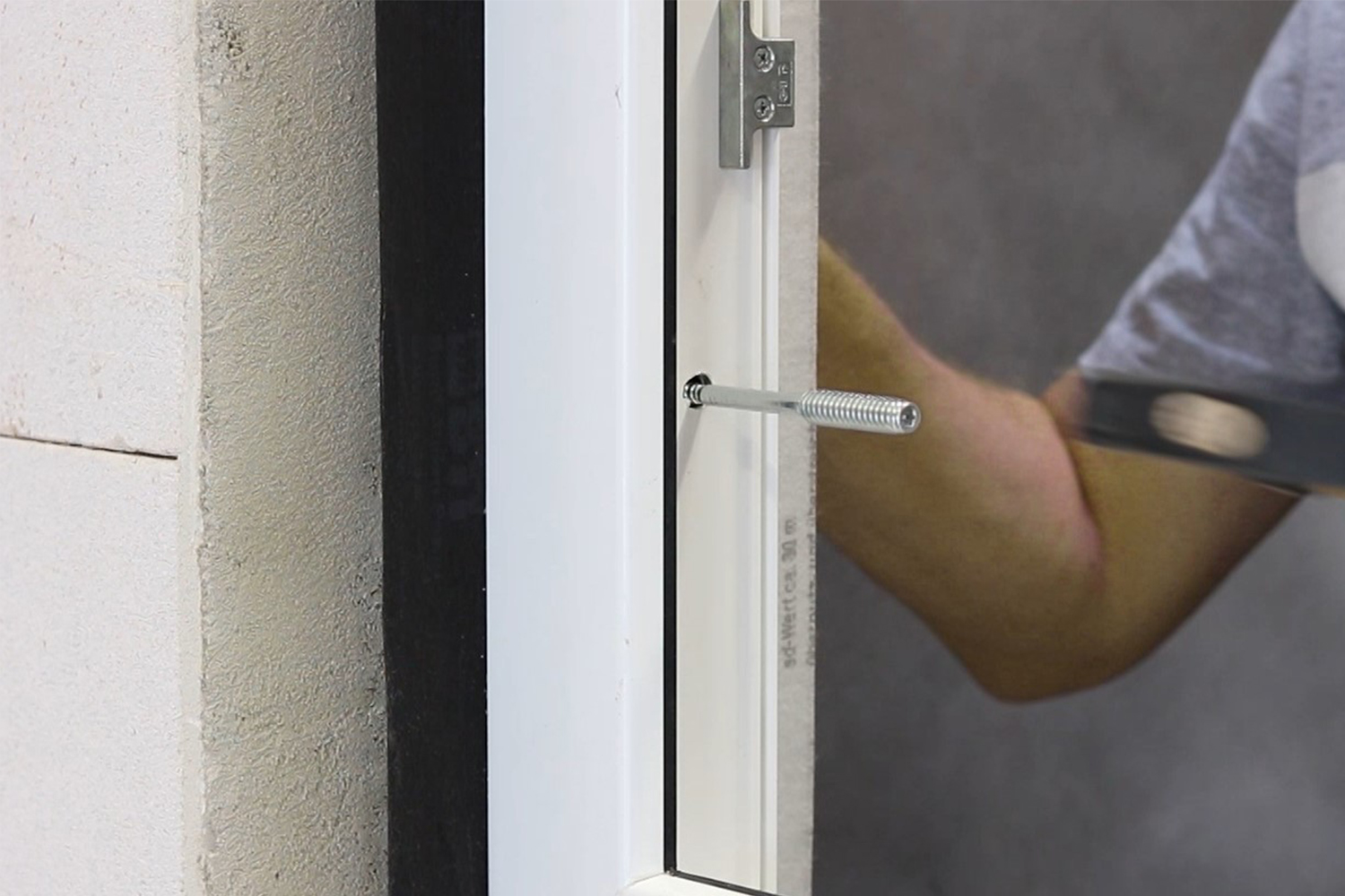 Instalación del set de fijación para ventanas FB en marco de PVC