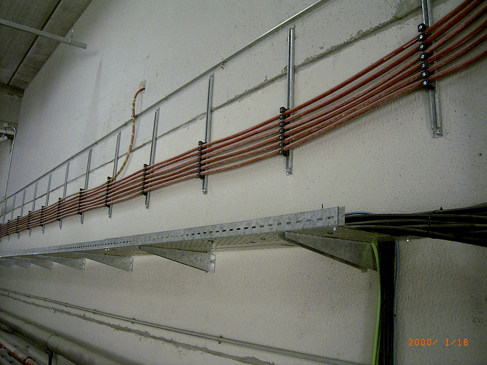 Abrazadera multitub MTTE instalación de tubos y cables en pared con soporte metálico